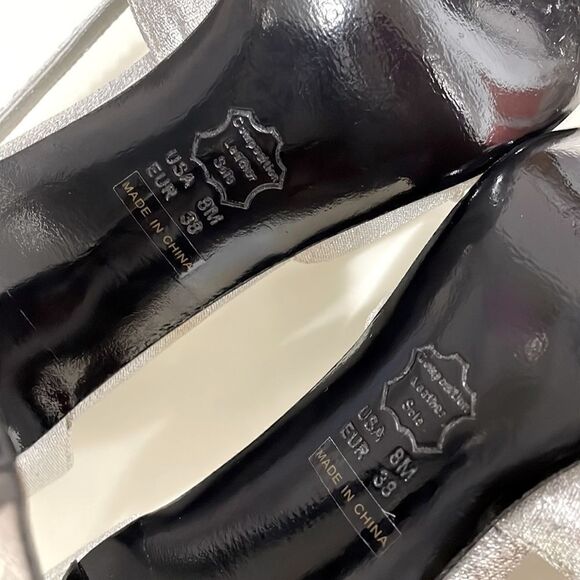 Nina Women’s Closed Toe Silver Shoe. 8M - Picture 5 of 6